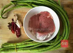 肉末炒长豆角的做法图解1