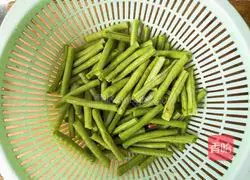 肉末炒长豆角的做法图解2