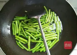 肉末炒长豆角的做法图解5