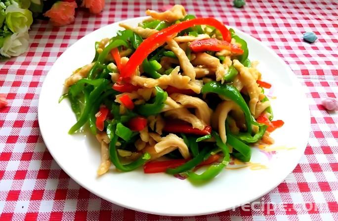 The method of stir frying chicken shreds with double peppers