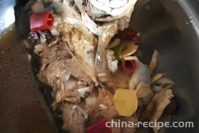 The method of stewing crucian carp