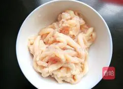 双椒炒鸡丝的做法图解3