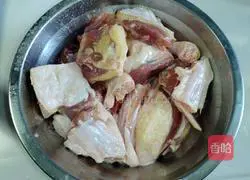 姜母蒸鸭的做法图解1