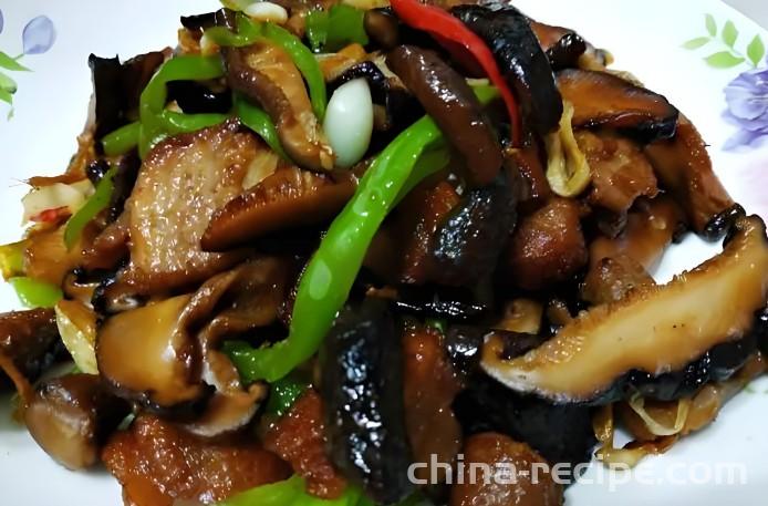 The method of stir frying pork belly with dried mushrooms