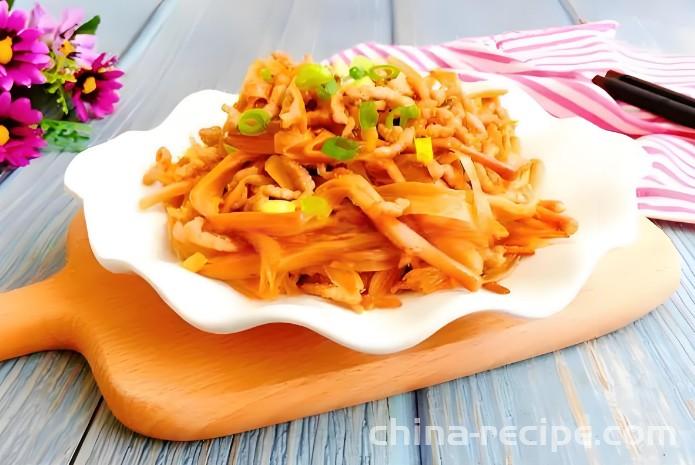 The method of stir frying shredded pork with yellow cauliflower