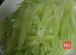 莴笋韭菜的做法图解3