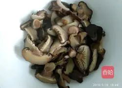 干香菇炒五花肉的做法图解4