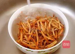 黄花菜炒肉丝的做法图解3