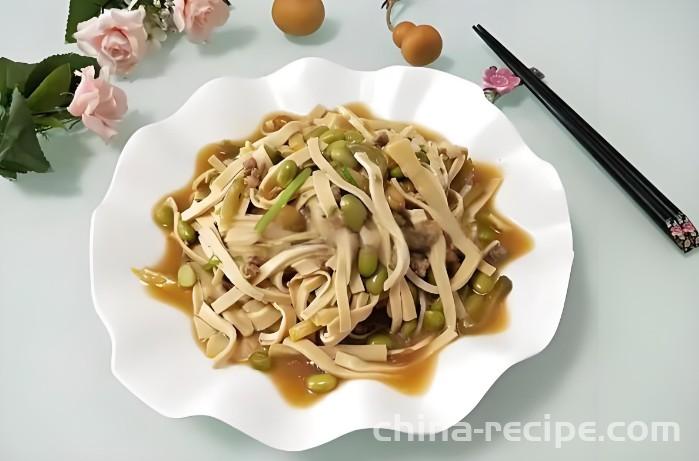 The method of stir frying shredded pork with meat sauce