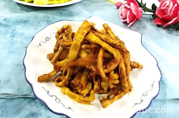 The method of braising wild bamboo shoots in oil