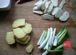 香菇烧鸡块的做法图解3