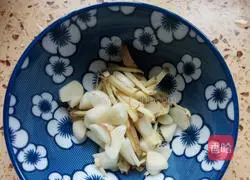 酸辣肥肠的做法图解3