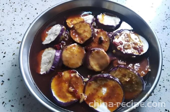 The method of making garlic paste tomato box