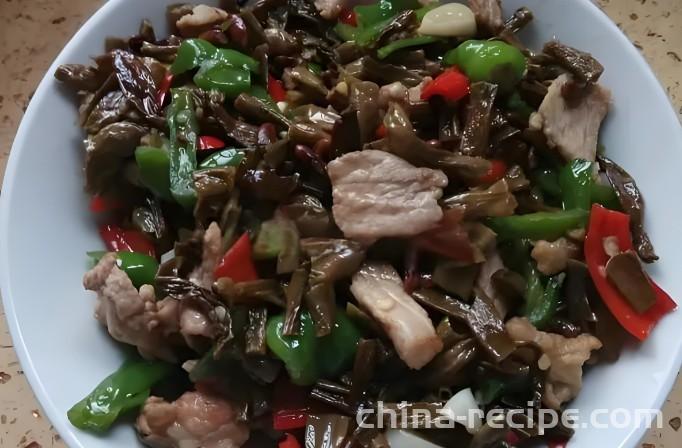 The method of stir frying meat with tofu beans in a jar