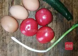 西红柿黄瓜鸡蛋面的做法图解1