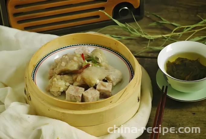 The method of steaming garlic flavored pork ribs