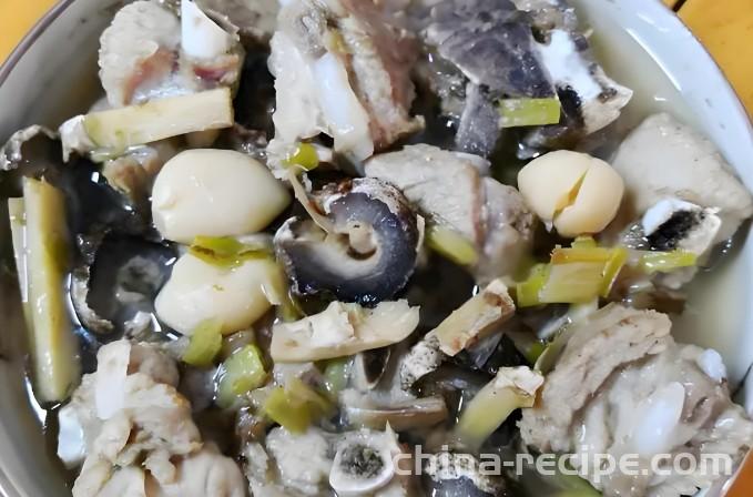 The method of steaming pork ribs with sea cucumber