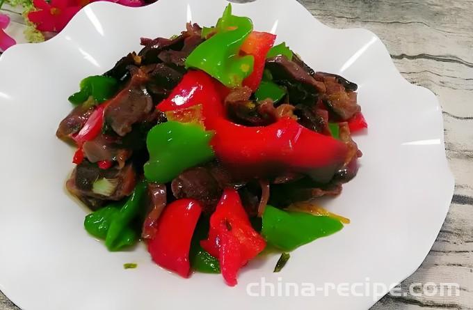 The recipe for stir frying duck maw with double peppers