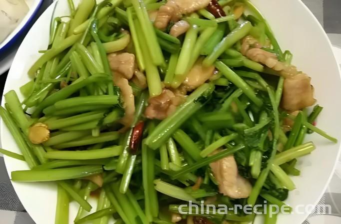 The method of stir frying meat with celery at home