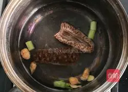 海参蒸排骨的做法图解1