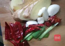 红烧排骨卤鸡蛋的做法图解1
