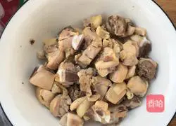 土豆炒鸡腿的做法图解1