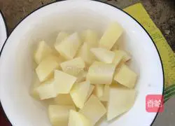 土豆炒鸡腿的做法图解2