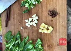 土豆炒鸡腿的做法图解3