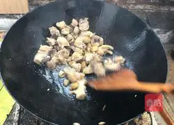 土豆炒鸡腿的做法图解4