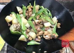 土豆炒鸡腿的做法图解5