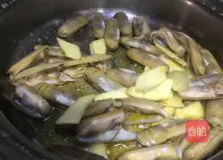 葱姜爆圣子的做法图解3