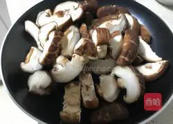 小葱爆花菇的做法图解2