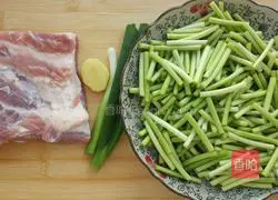 排骨肉炒蒜薹的做法图解1