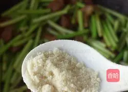 排骨肉炒蒜薹的做法图解15