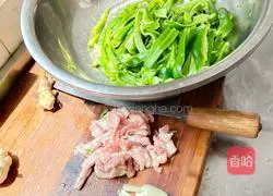 家常辣椒炒肉的做法图解1