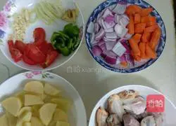 土豆胡萝卜炖鸡肉排骨的做法图解1