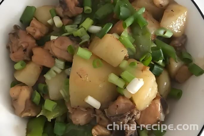 The method of stir frying chicken legs with potatoes