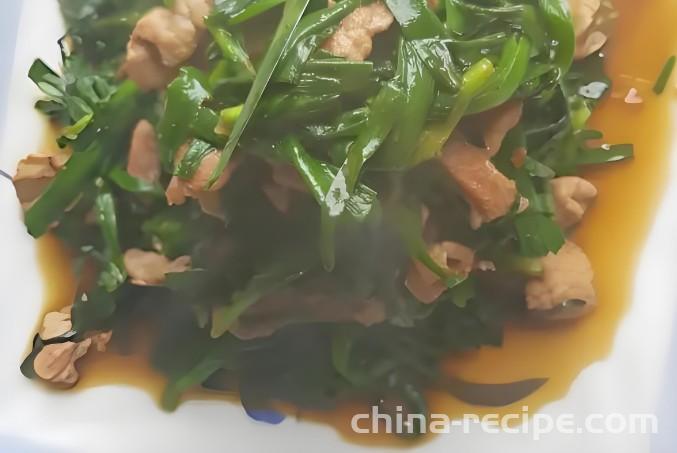 The method of stir frying pork with chives