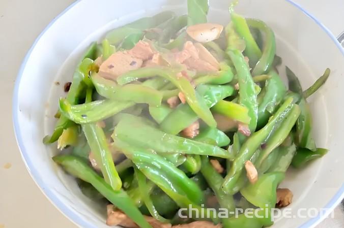 The recipe for stir frying meat with home cooked chili peppers