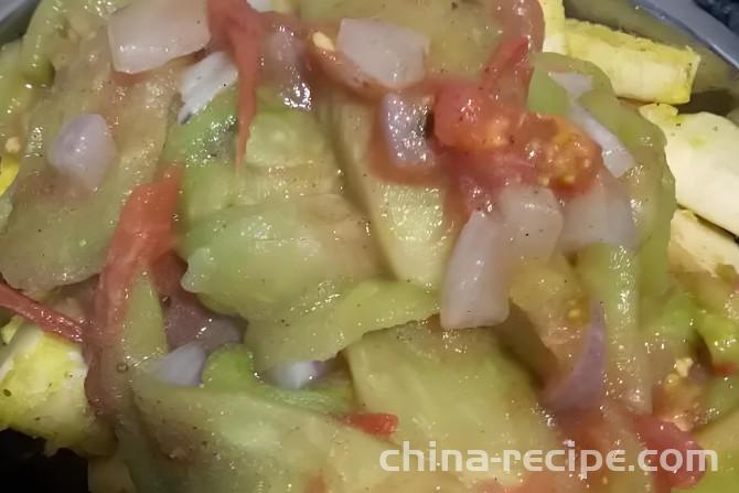 The method of stir frying tomato and eggplant with stir fried bread