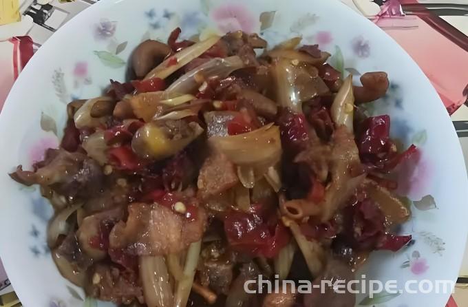The method of stir frying chicken offal with sour garlic head