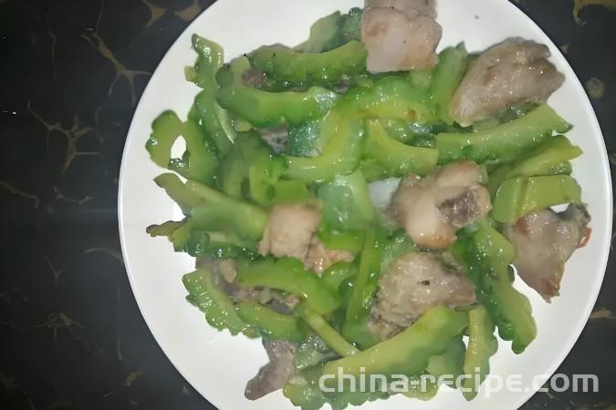 The method of stir frying pork ribs with bitter melon