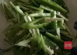 辣椒炒猪耳豆角的做法图解3
