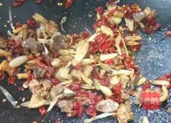 酸藠头炒鸡杂的做法图解8