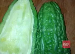 苦瓜炒排骨的做法图解1