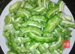苦瓜炒排骨的做法图解2