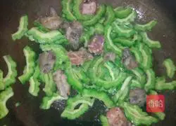 苦瓜炒排骨的做法图解4