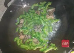 苦瓜炒排骨的做法图解5