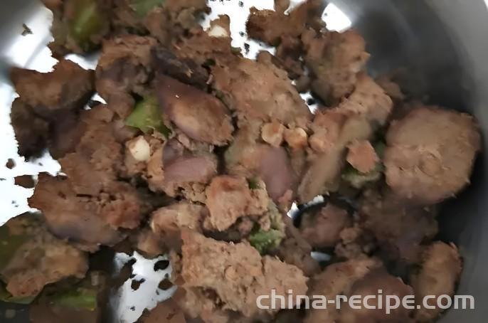 The method of stir frying chicken liver with chili pepper