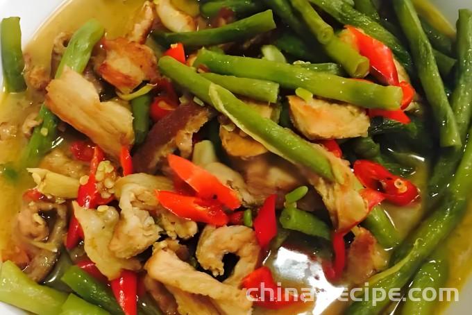 The recipe for stewed pork with green beans